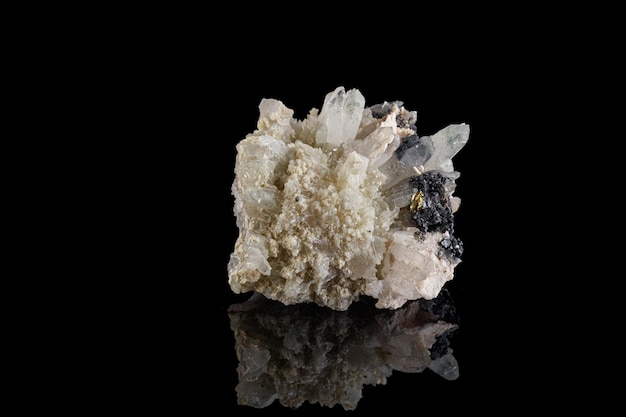 Makro kamień mineralny piryt kalcytowy Galena na czarnym tle