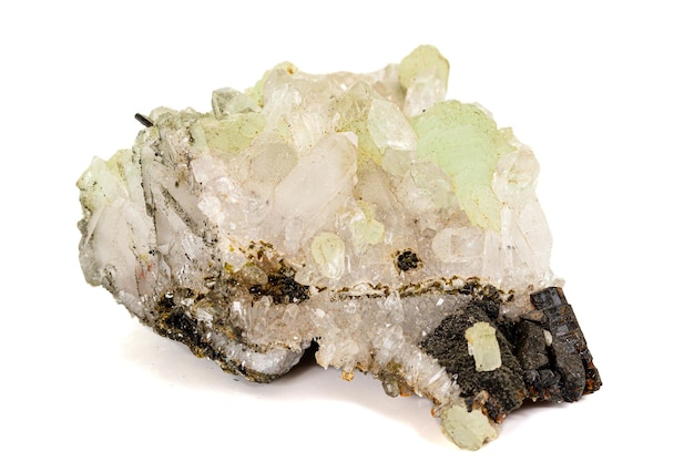 Makro kamień mineralny Prehnit Babingtonit Na białym tle