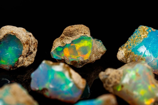 Makro- kamień mineralny rzadkie i piękne opale na czarnym tle