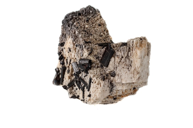 Makro-kamień mineralny Schorl Czarny Turmalin na skaleniu na białym tle