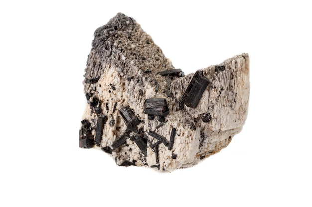 Makro-kamień mineralny Schorl Czarny Turmalin na skaleniu na białym tle