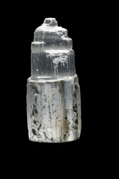 Makro-kamień mineralny Selenit Gips na czarnym tle