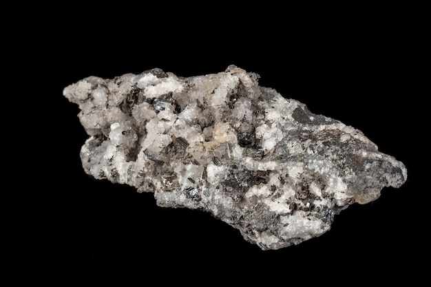 Makro-kamień mineralny Stibnite kwarc na czarnym tle