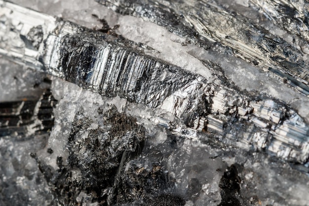 Makro-kamień mineralny Stibnite kwarc na czarnym tle