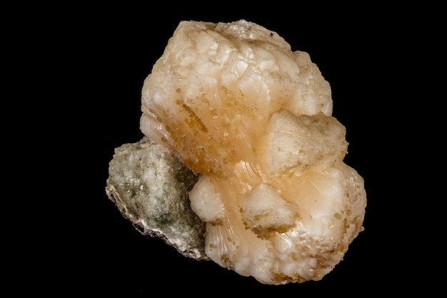 Makro-kamień mineralny Stilbite na apofilicie na czarnym tle