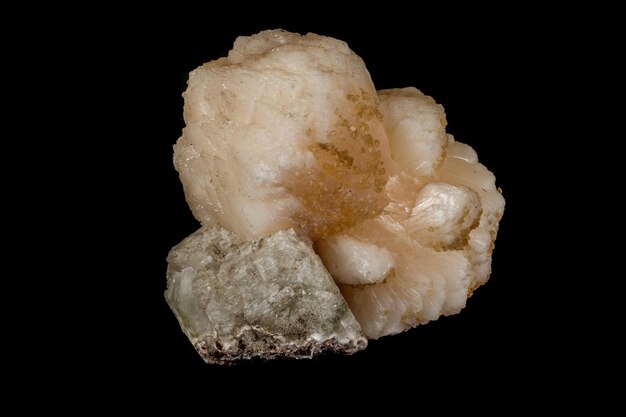 Makro-kamień mineralny Stilbite na apofilicie na czarnym tle