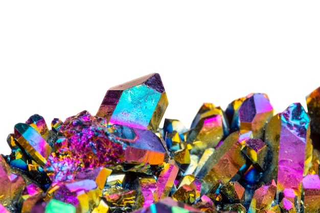 Makro-kamień mineralny Titanium Quartz Flame Aura Quartz na białym tle