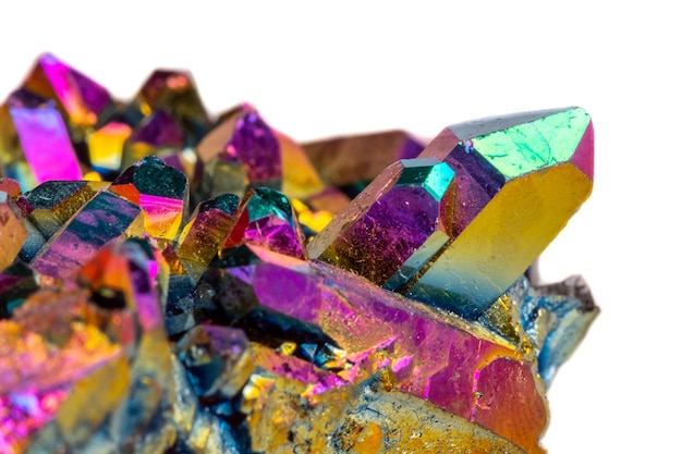 Makro-kamień mineralny Titanium Quartz Flame Aura Quartz na białym tle