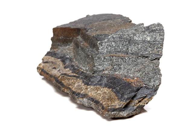 Makro-kamień mineralny Wężowe oko w skale na białym tle