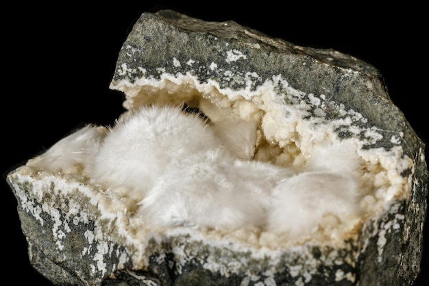 Makro kamień Stilbite mineralny na białym czarnym z bliska