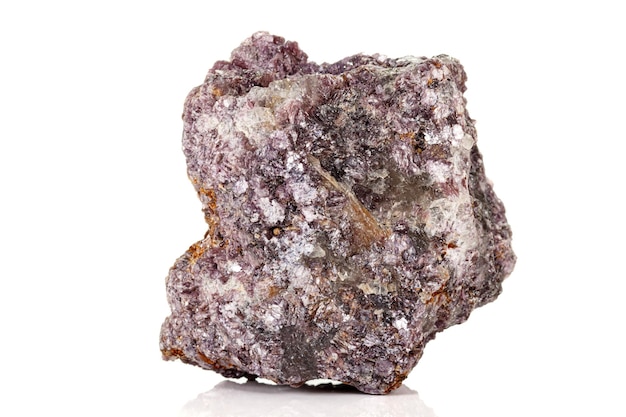 Makro kamienia mineralnego chromowo-cyjanitowego na białym tle