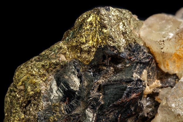 Makro kamienia mineralnego sfalerytu z fluorytem i pirytem na czarnym tle z bliska