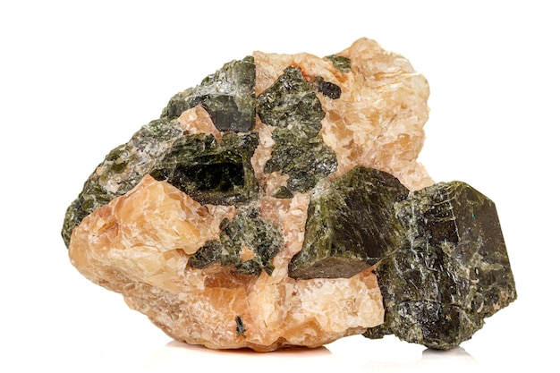 Makro kamienia mineralnego Wezuwianit na białym tle