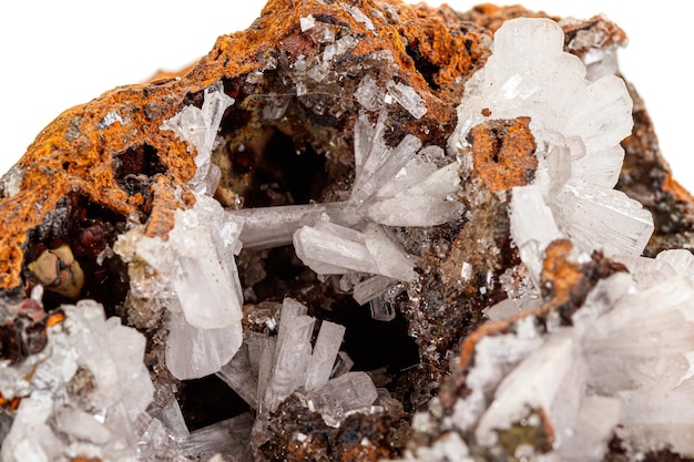 Zdjęcie makro kryształy kamienia mineralnego hemimorfit skała na białym tle