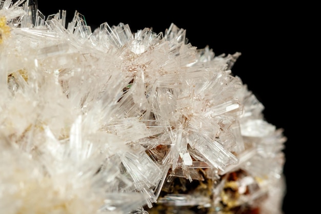 Makro kryształy kamienia mineralnego Hemimorfit skała na czarnym tle