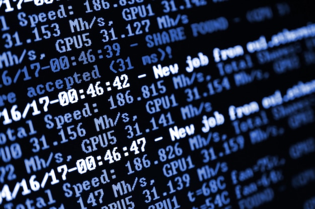 Makro migawka interfejsu programu do wydobywania kryptowalut na monitorze komputera biurowego Przepływ ciągów informacyjnych i danych fantom klasyczny kolor niebieski
