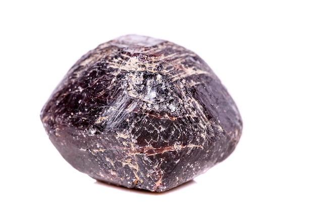 Makro mineralnego kamienia granatu na białym tle