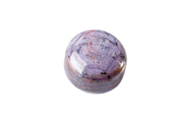 Makro mineralnego szafiru korundowo-rubinowego na białym tle