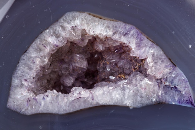 Zdjęcie makro mineralny kamień agat rodzi białe tło
