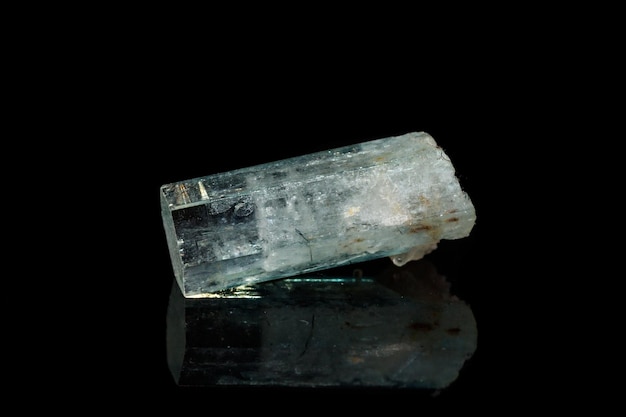 Makro mineralny kamień Akwamaryn na czarnym tle