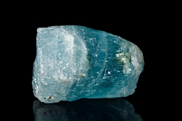 Makro mineralny kamień Akwamaryn na czarnym tle