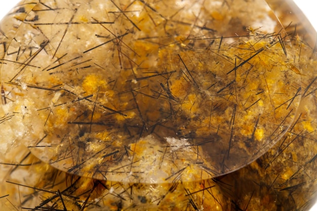 Makro mineralny kamień Akwarium kwarcowe na białym tle