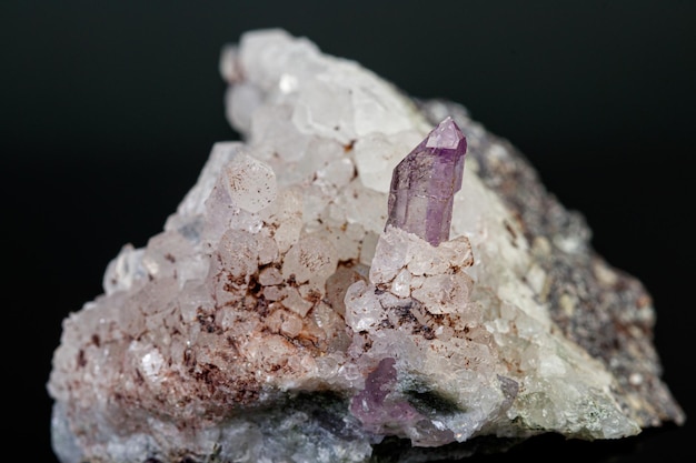 Makro mineralny kamień ametystowy w skale na czarnym tle