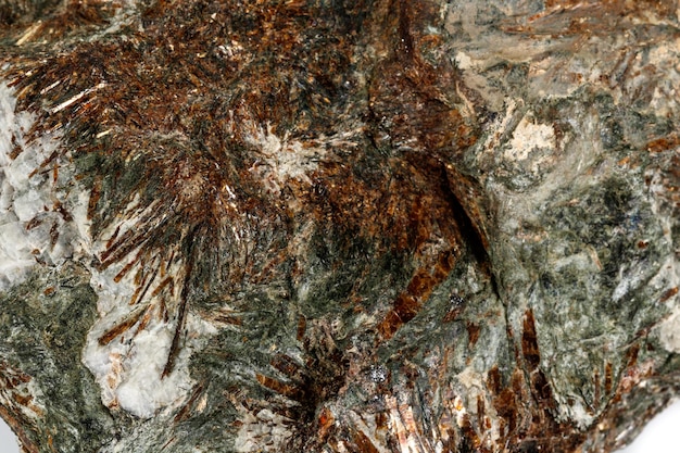 Makro mineralny kamień astrofilit białe tło