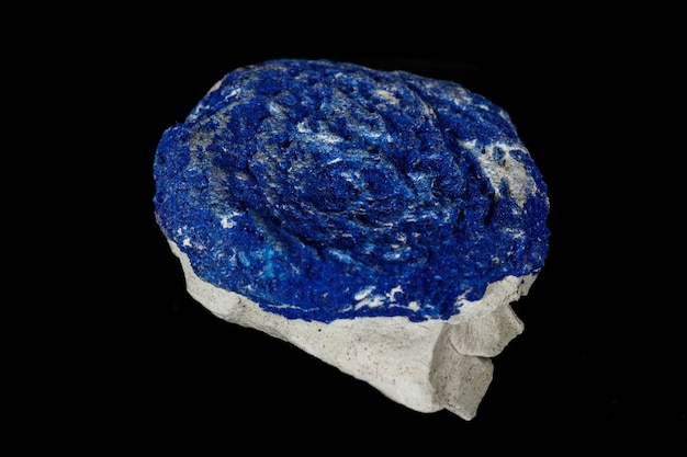 Makro mineralny kamień Azuryt w mułówce na czarnym tle
