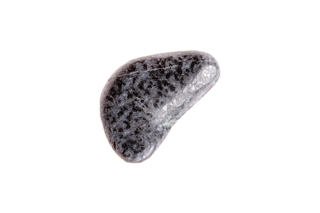 Zdjęcie makro mineralny kamień brunatny na białym tle
