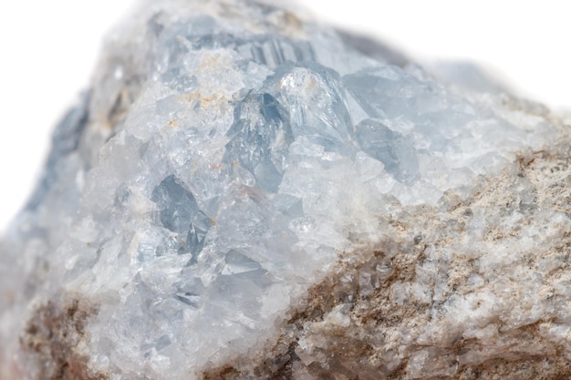 Makro mineralny kamień Celestine w rasie na białym tle