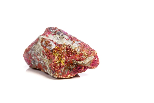 Makro mineralny kamień Chalkopiryt w skale na białym tle