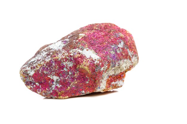 Makro mineralny kamień Chalkopiryt w skale na białym tle