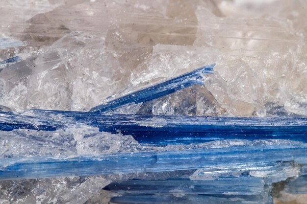 Makro mineralny kamień cyjanit na białym tle