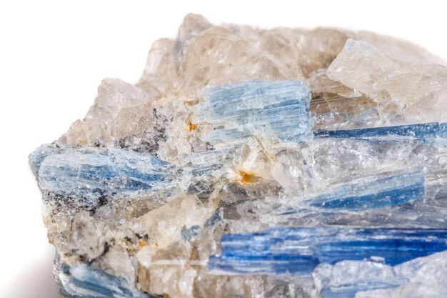 Zdjęcie makro mineralny kamień cyjanit na białym tle