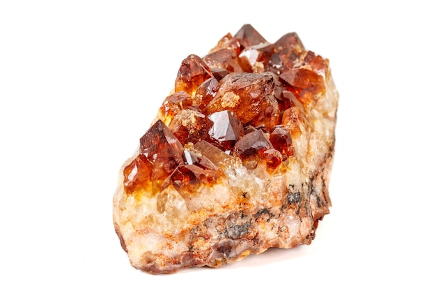 Makro mineralny kamień cytryn na białym tle