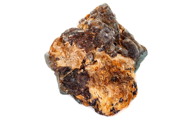 Makro mineralny kamień fluorytowy na białym tle