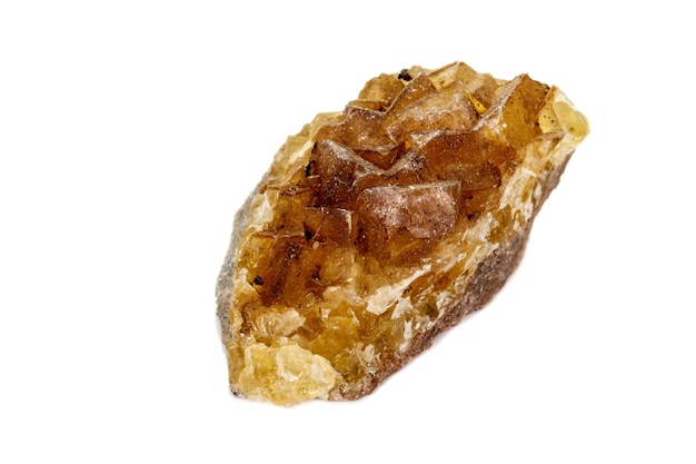 Makro mineralny kamień fluorytowy na białym tle