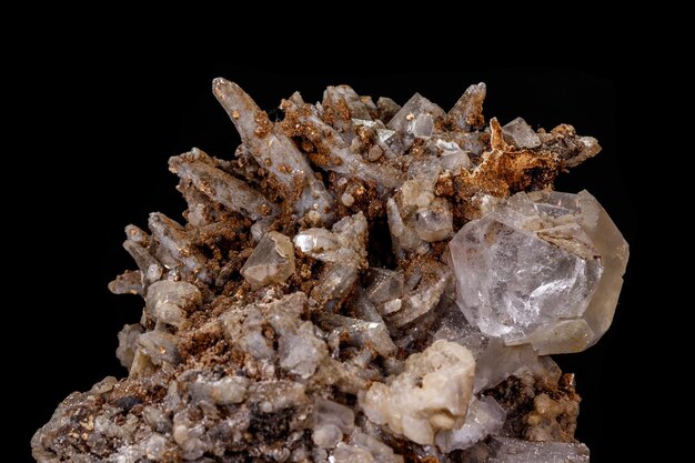 Makro mineralny kamień fluorytowy na czarnym tle