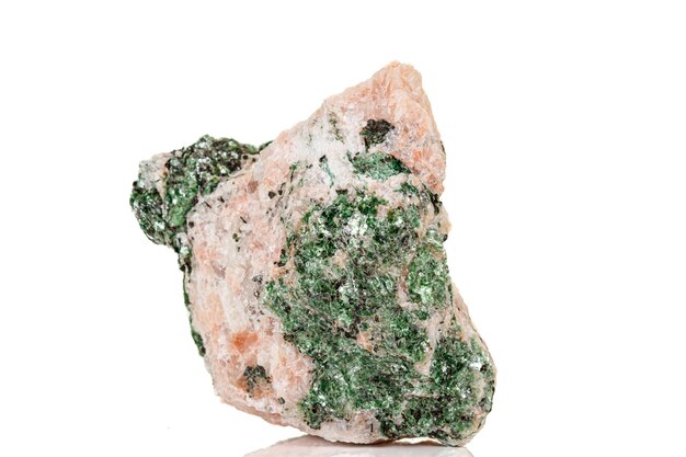 Makro mineralny kamień Fuchsite na białym tle