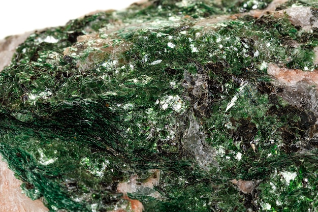 Makro mineralny kamień Fuchsite na białym tle