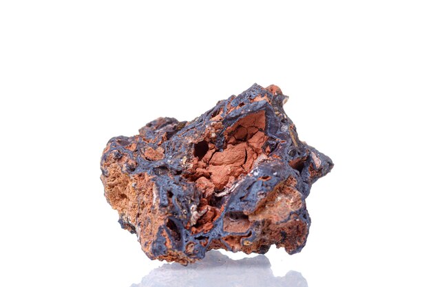 Makro mineralny kamień Goethite na białym tle