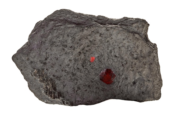 Makro mineralny kamień Granat w skale na białym tle