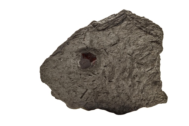 Makro mineralny kamień Granat w skale na białym tle