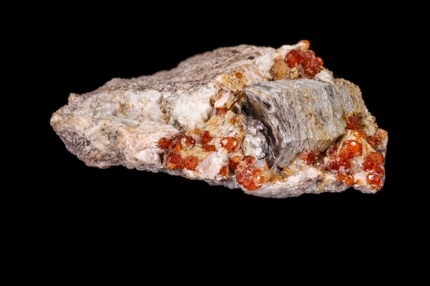 Makro mineralny kamień Grossular Granat Epidot na czarnym tle