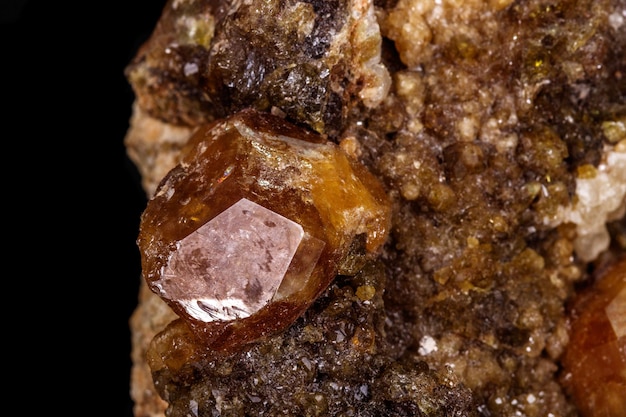 Makro mineralny kamień Grossular Granat Epidot na czarnym tle