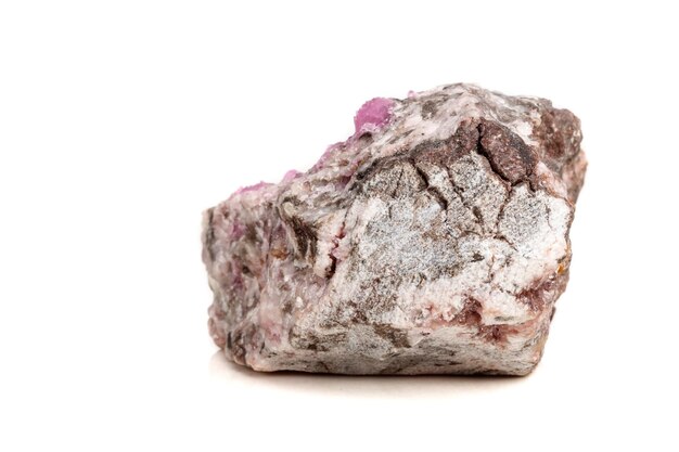 Makro mineralny kamień Kobalt Kalcyt skała na białym tle