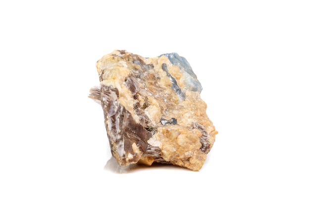 Makro mineralny kamień Korund w skale na białym tle