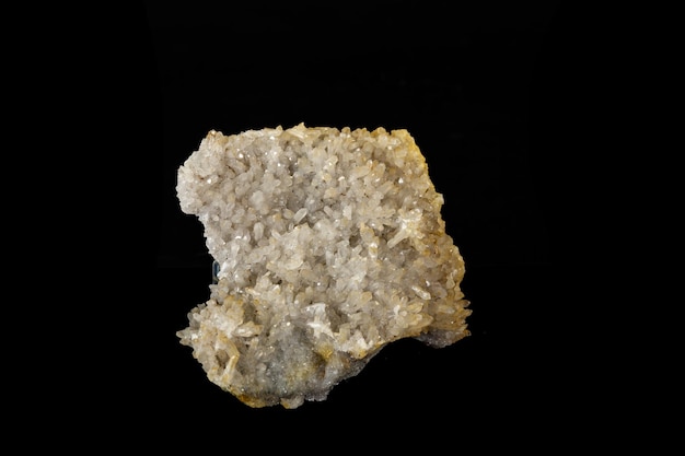 Makro mineralny kamień kwarcowy na czarnym tle