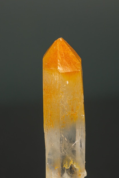 Makro mineralny kamień kwarcowy z haloizytowym kwarcem mango na czarnym tle